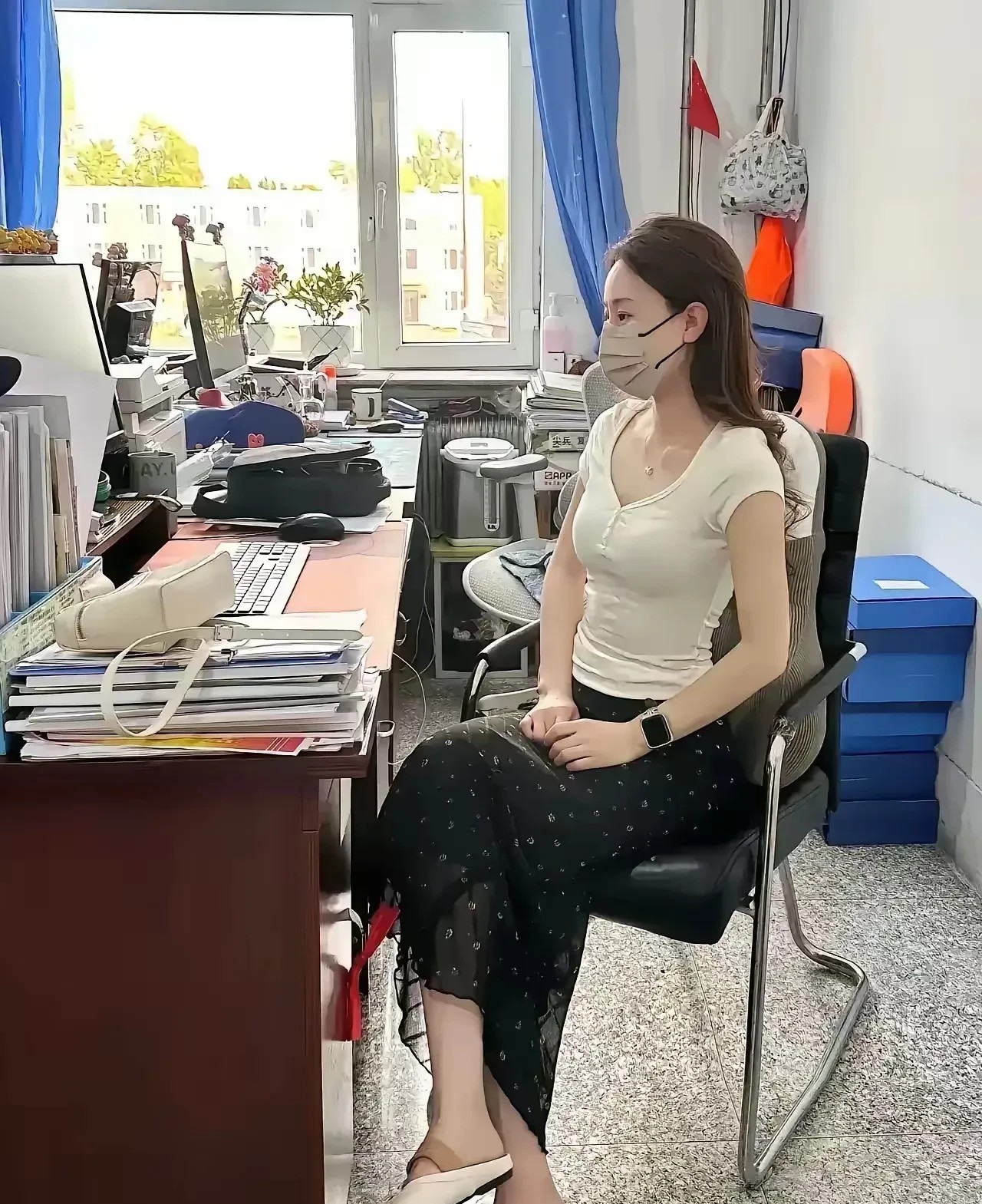 这位在体制内工作的女士，因为气质和穿着得体，引发不少网友猜测她的职级。其实，她只