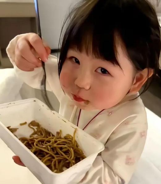 瑶一瑶爸妈翻车是迟早的事
其实早就有迹象了：
23年瑶一瑶参与拍摄一个品牌的时尚