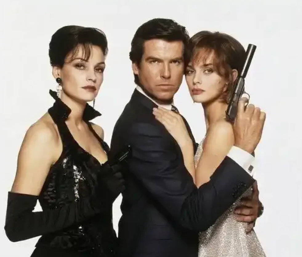凹造型是007电影的一个显著特点，但从来也没有一个007饰演者，像皮尔斯·布鲁斯