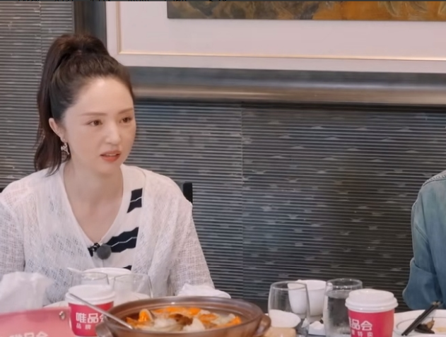 张维伊的大姑说，每个去参加婚礼的人，回头你都要给人一份伴手礼。

董璇一愣，忙说