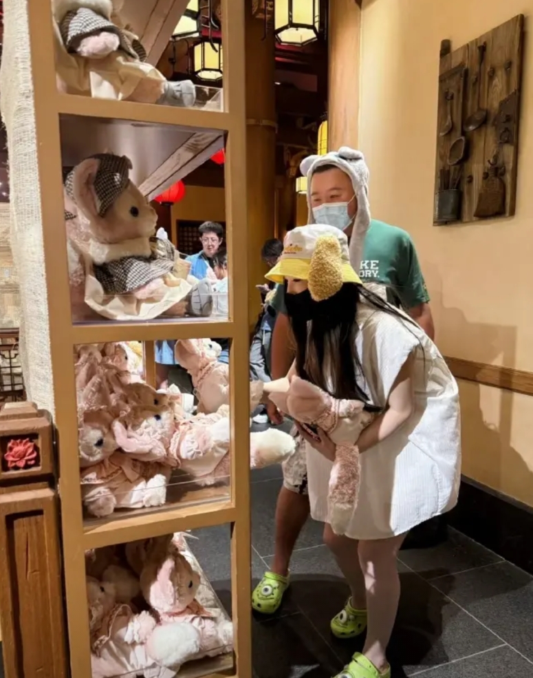 大概率就能想到，明年阎鹤祥一定会疯狂上综艺赚钱！

最近阎鹤祥人逢喜事精神爽，不