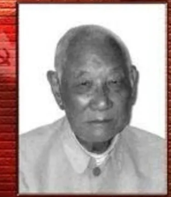1949年，渣滓洞大屠杀，特务拿着冲锋枪，挨个监舍扫射，刘德彬抢在特务开枪之前，