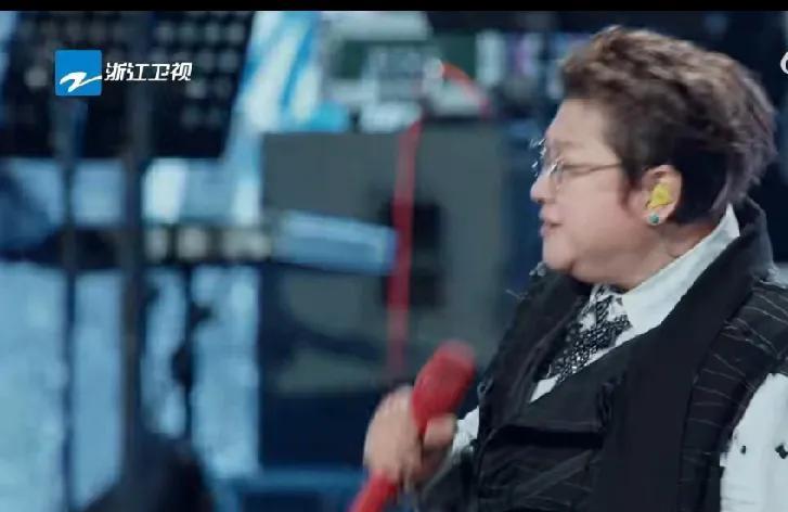 逆风亦要燃亮黑暗里的光，韩红《归途有风》唱得人热血沸腾！她的勇敢，她的真城，她的