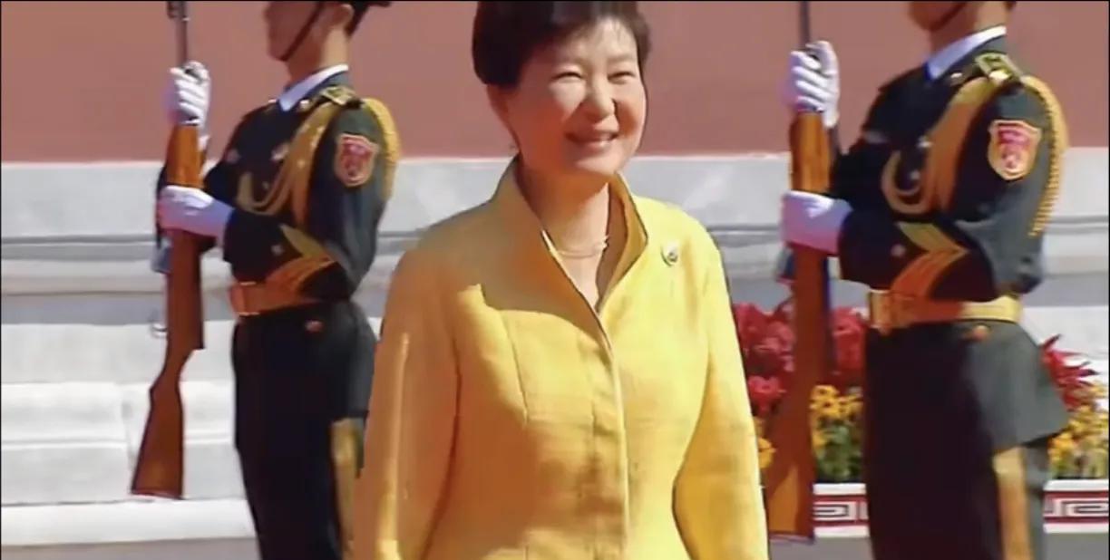 一个朴槿惠，一个尹锡悦，两个人长得倒是很像，命运也很像，一个对华友好，一个骨子里