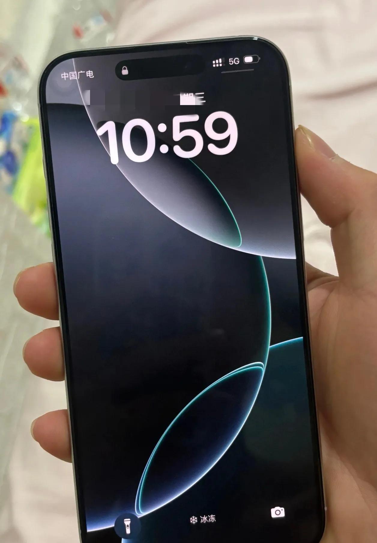 新机到手时你的iPhone就像个2L大水杯，官方快充1小时45分钟能灌满。等用到