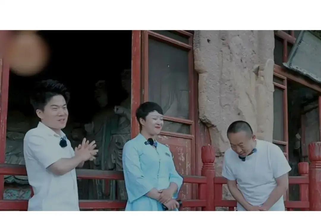今天被麦积山石窟讲解现场惊到了！
讲解结束后，
46岁的李东珅突然对着32岁的董
