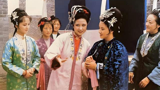 尤二姐赚入大观园时，尤老娘哪里去了？对比一下柳五儿就知道了