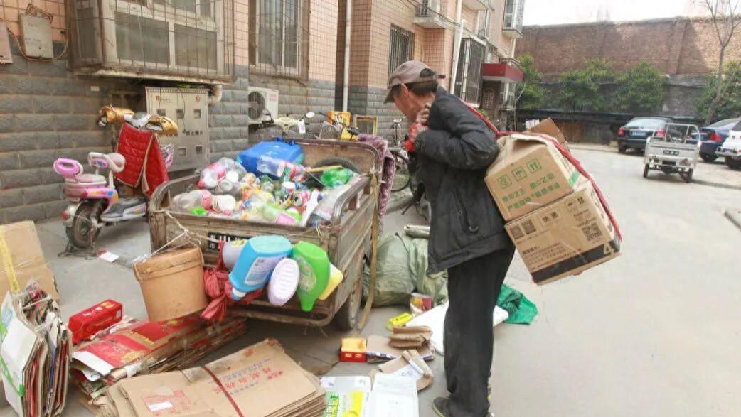 没有退休金的老人，未来举步维艰