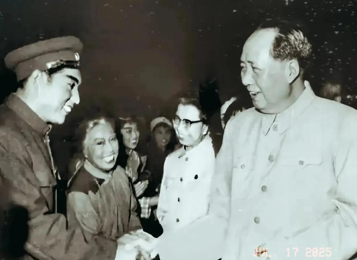 一张珍贵的老照片。
这是五六十年代，毛主席接见样板戏“红灯记”剧组中李玉和和沙奶