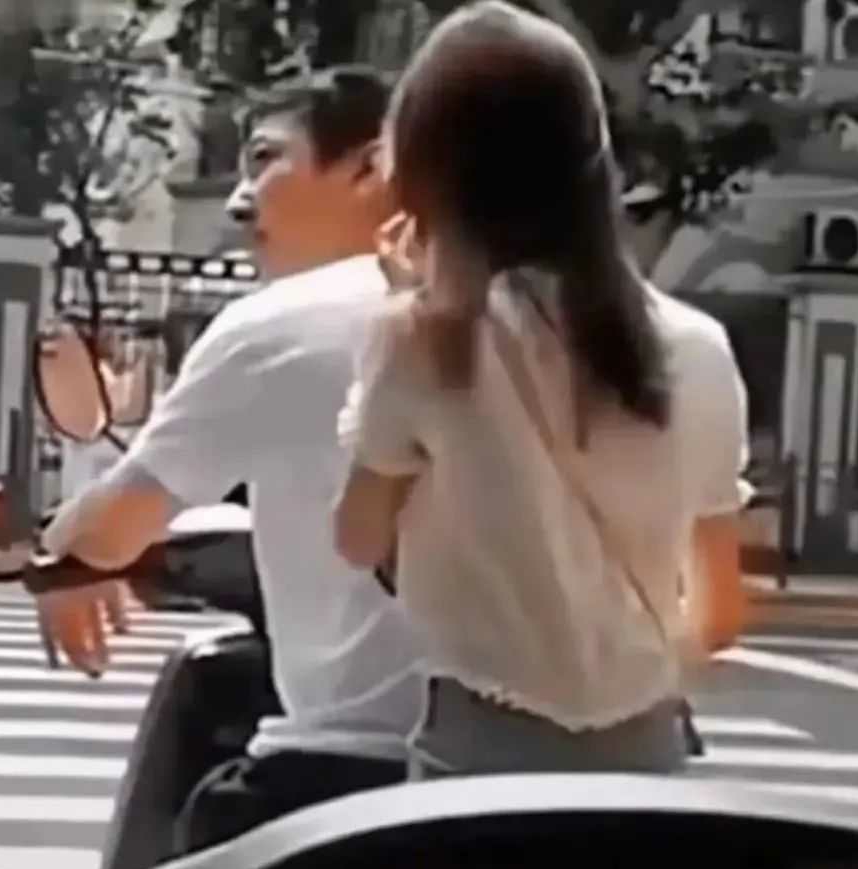 这小伙子骑个电动车，真别说他女朋友还挺漂亮的~