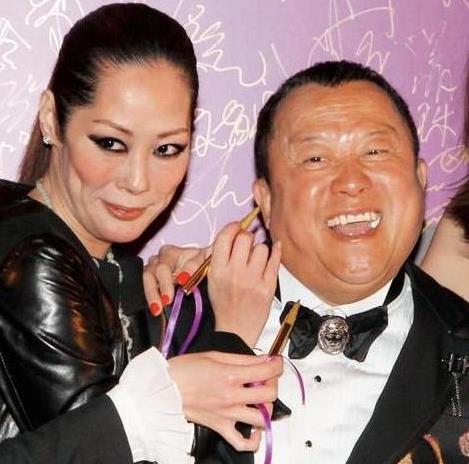 曾志伟一直圆嘟嘟的，即使老了也显可爱幼态。关淑怡老了脸瘦了不说眼神也凌厉，看起来