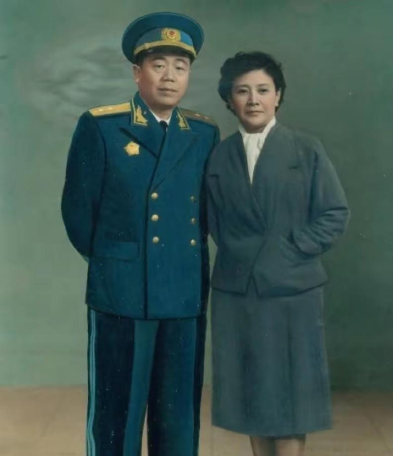 1955年，开国中将聂凤智和夫人何鸣的珍贵合影照片，镜头中的聂凤智一身戎装，显得