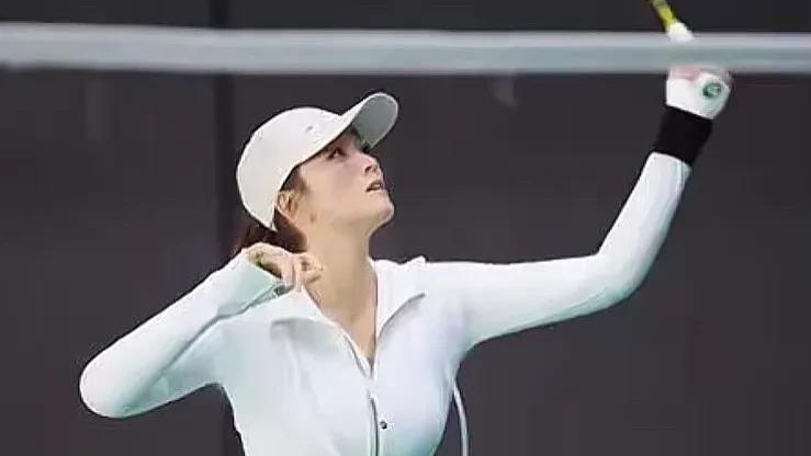 59岁巩俐的身材，网友直言人看了会焦虑，让人看了吃不下饭！