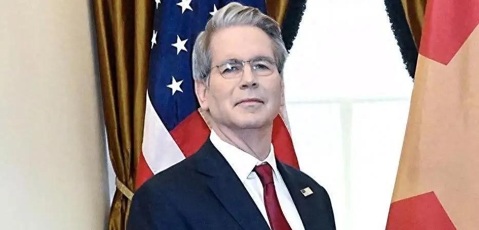 美国佬死鸭子嘴硬，只能靠说大话为自己打气，美国财长最近又威胁中国"别逼我们用贸易