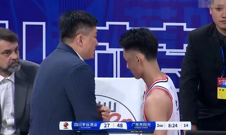 广东东阳光队主帅杜峰真是太偏爱徐杰了！在今天进行的广东东阳光和四川丰谷酒业的比赛