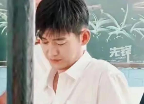 张翰引发争议！
6月12日，张翰突然引发了争议，起因是张翰新剧他再次饰演高中生，