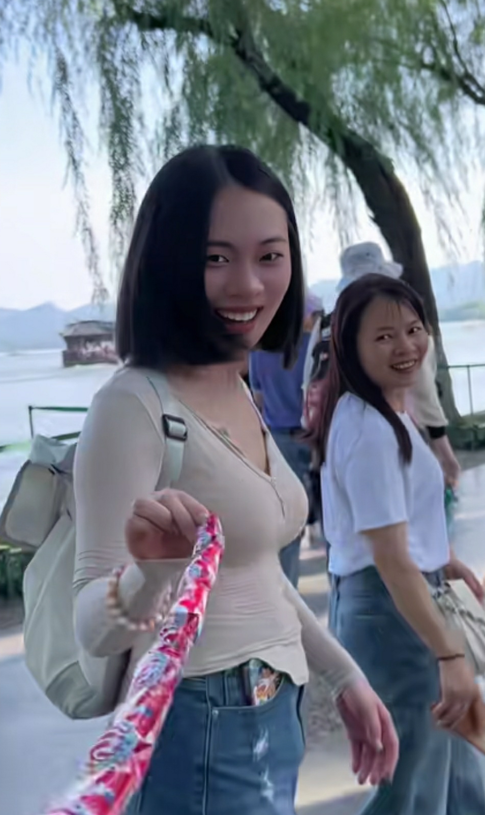 他的笑很感染人。
