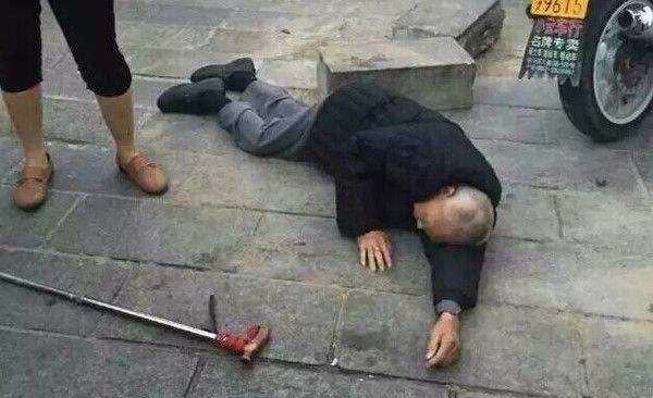 发现没，现在老人摔倒，我们不敢扶，年轻人摔倒不敢扶，社会突然变得非常冷漠，本来看