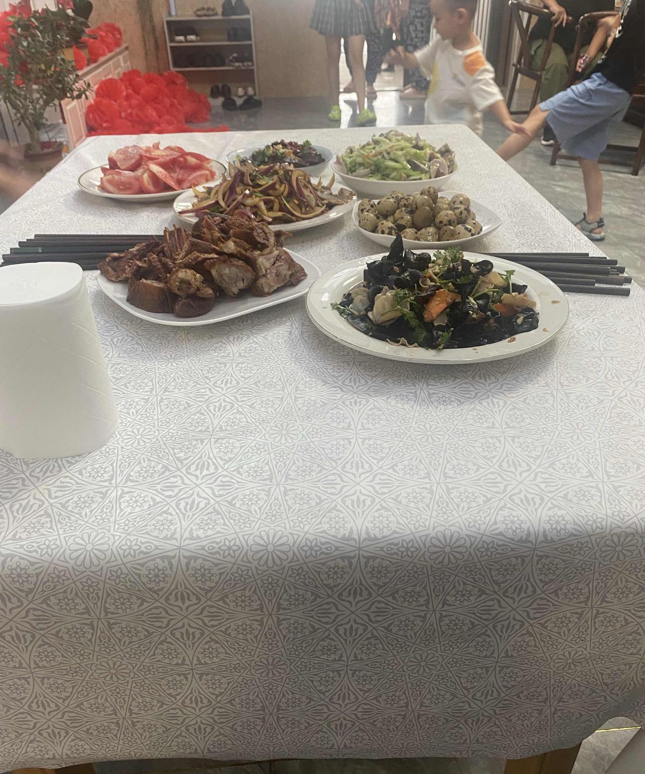 人一旦不知足，真的是让人寒心。
老公发小的儿子结婚，昨天我去帮忙，家里有喜事，事