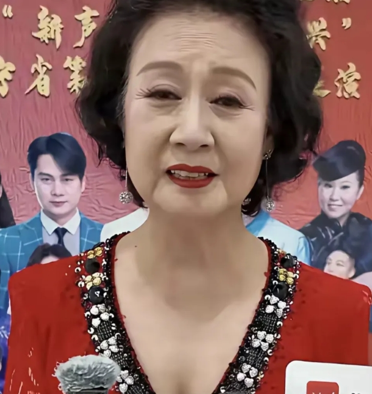 我不说，你能认出来吗？
这都变的不象是同一个人了，黄小娟是著名的内地小品女演员，