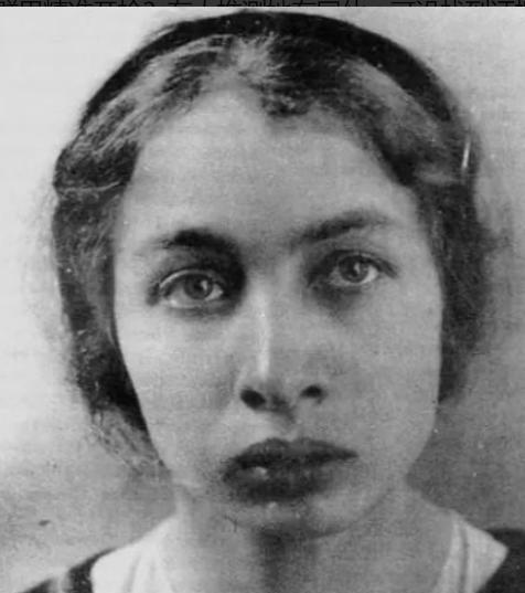 1918年，列宁遭遇刺杀，女刺客卡普兰对着他连开了三枪。很快杀手便被抓捕，而她的