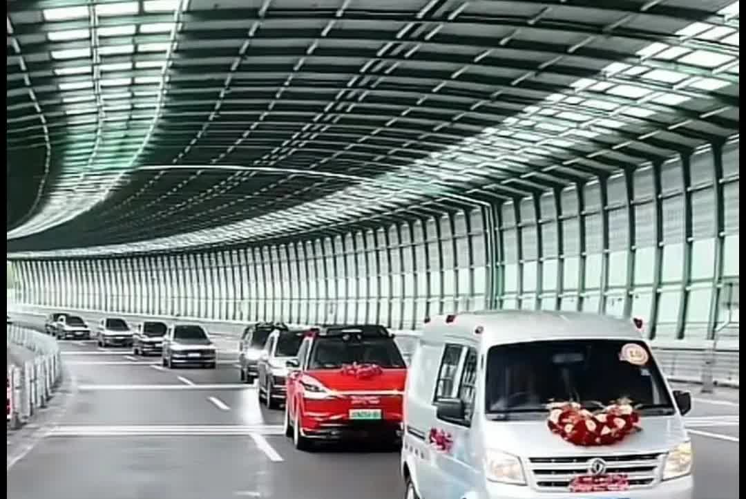 问界车主的肚量和品行令人钦佩，深圳一车主结婚，用问界 M9 当婚车，头车却是东风