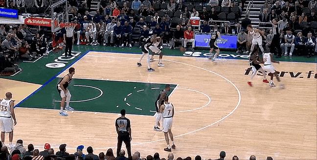 可惜！哈登撤步三分打铁快船功亏一篑！
在今天NBA常规赛快船对阵雄鹿的第四节比赛