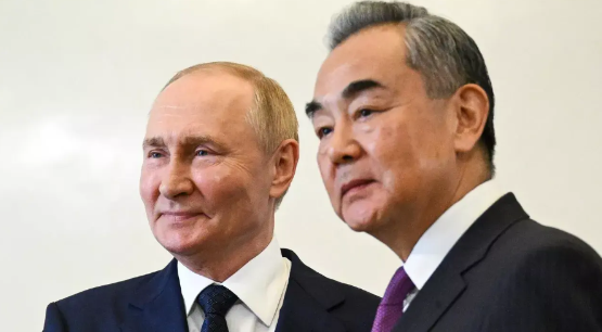 普京接见王毅当日，为何又安排亲信赴美谈要事？

4月1日，俄罗斯总统普京于莫斯科