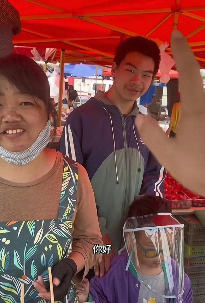 辽宁海城大集上，一男子啃完玉米喝完粥，随手转了 5 万给摊主。看着手机到账提示，