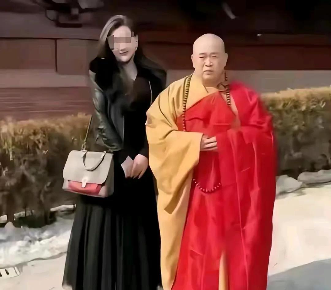 少林寺方丈释永信被带走调查，电话挂断后的沉默令人心悬！
这位执掌少林26年的“C