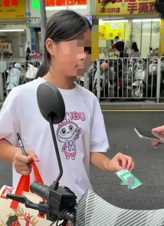 深圳仍有小孩子代送外卖！
虽然政府叫停，但是没有违法，加上凭劳动挣钱，更重要的是