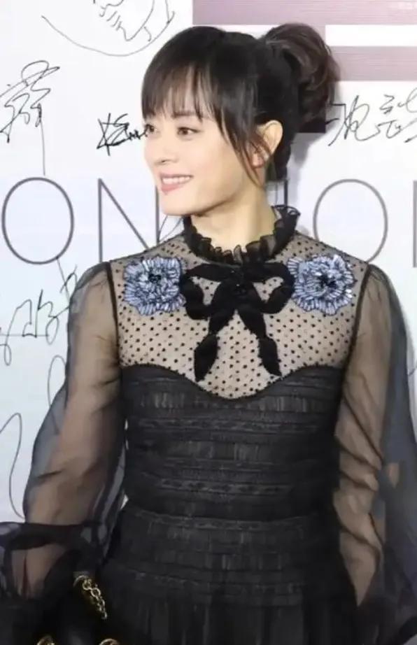 孙俪的长发造型美得让人移不开眼。乌黑发丝如瀑般垂落，发尾带着自然的弧度，衬得她侧