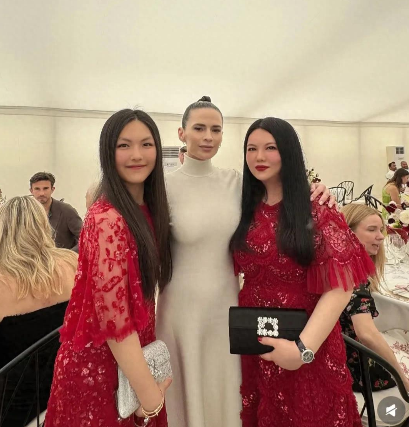 李湘这种富婆式审美很难评，居然把16岁的王诗龄打扮成另一个自己