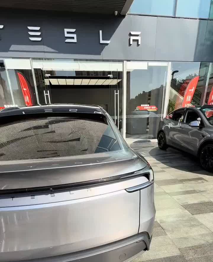 给大家看一下焕新版modely的尾箱，不是大家所谓的分体式的尾箱，玻璃是不能单独