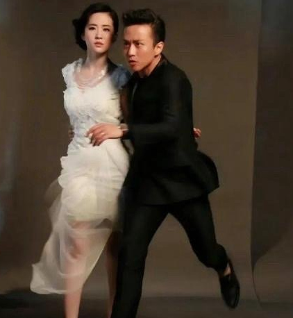 邓超刘亦菲黑白配写真，邓超这个老显眼包差点把神仙姐姐带偏