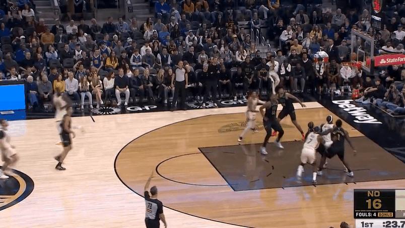 巴特勒抢板落地头部撞到鲁尼膝盖，随后缓缓起身继续比赛