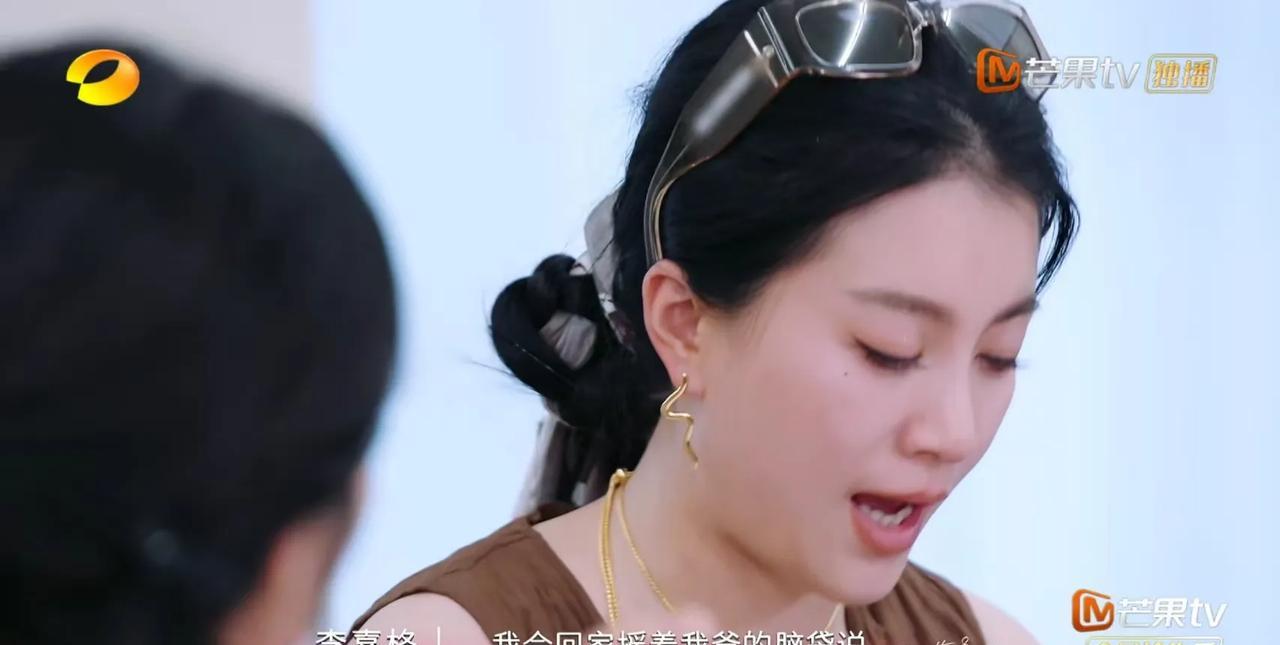 可惜没有后悔药
如果有遗憾修正带，李嘉格说:“就是我出道那年，我会回家摇着我爸的