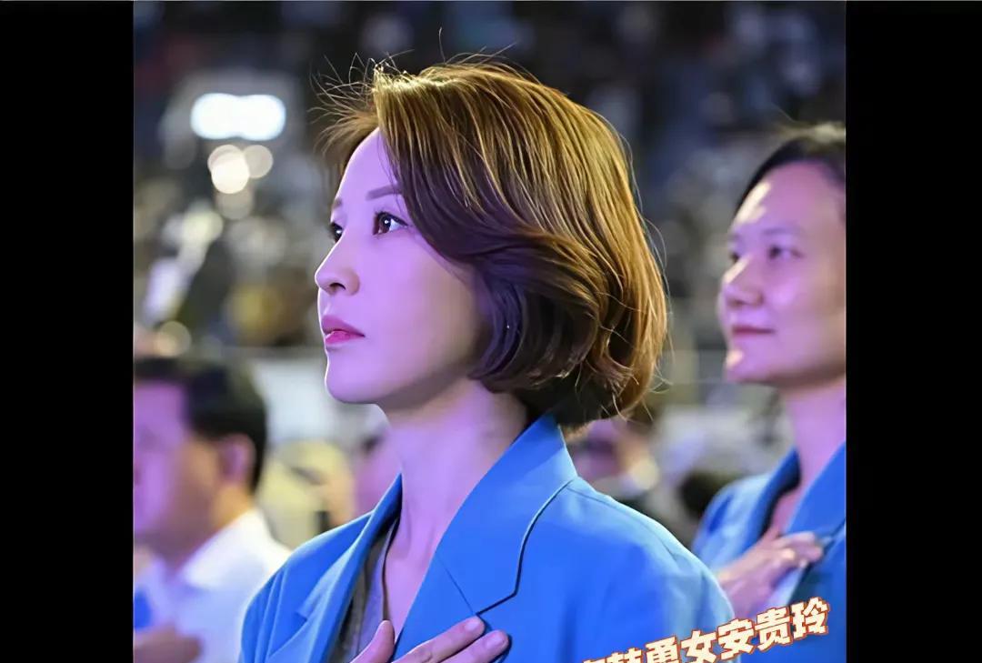 韩国新总统李在明获得了竞选胜利之后，与两位女性有很大的关系，一个是妻子金慧景，可