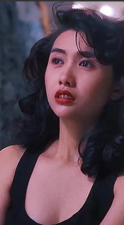 1997年邱淑贞和王晶分手后，转身嫁给了身家百亿的沈嘉伟。结果结婚当天，沈嘉伟正