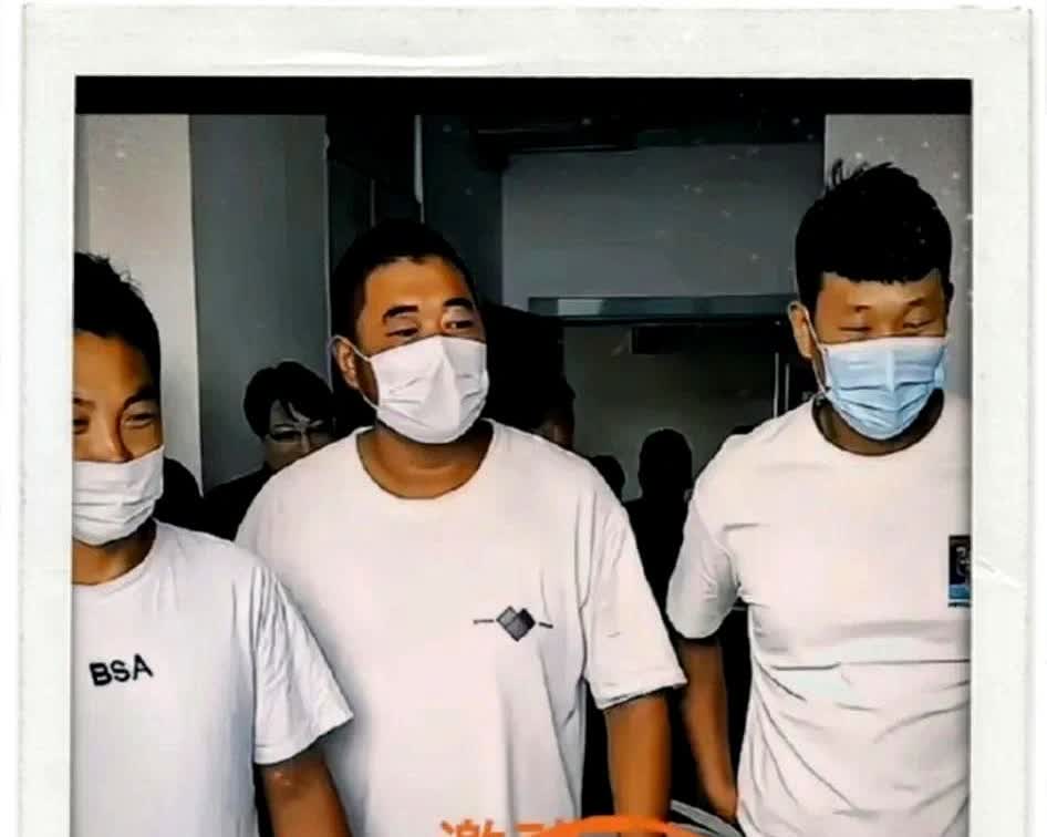 张伟救人事件中的被救者前来探望张伟时，统一穿着白色上衣和口罩，寓意象征意义双关：