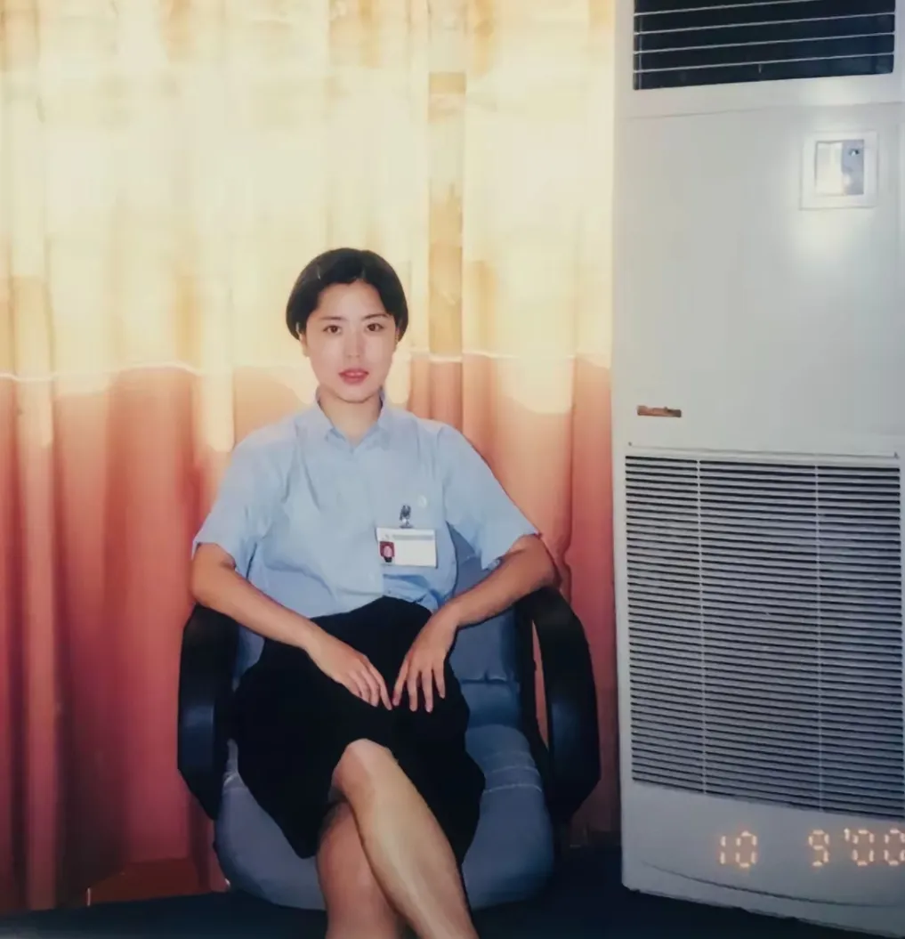 这张照片拍摄于2000年10月9日，画面中的主人公是成都大学酒店管理专业的专科女