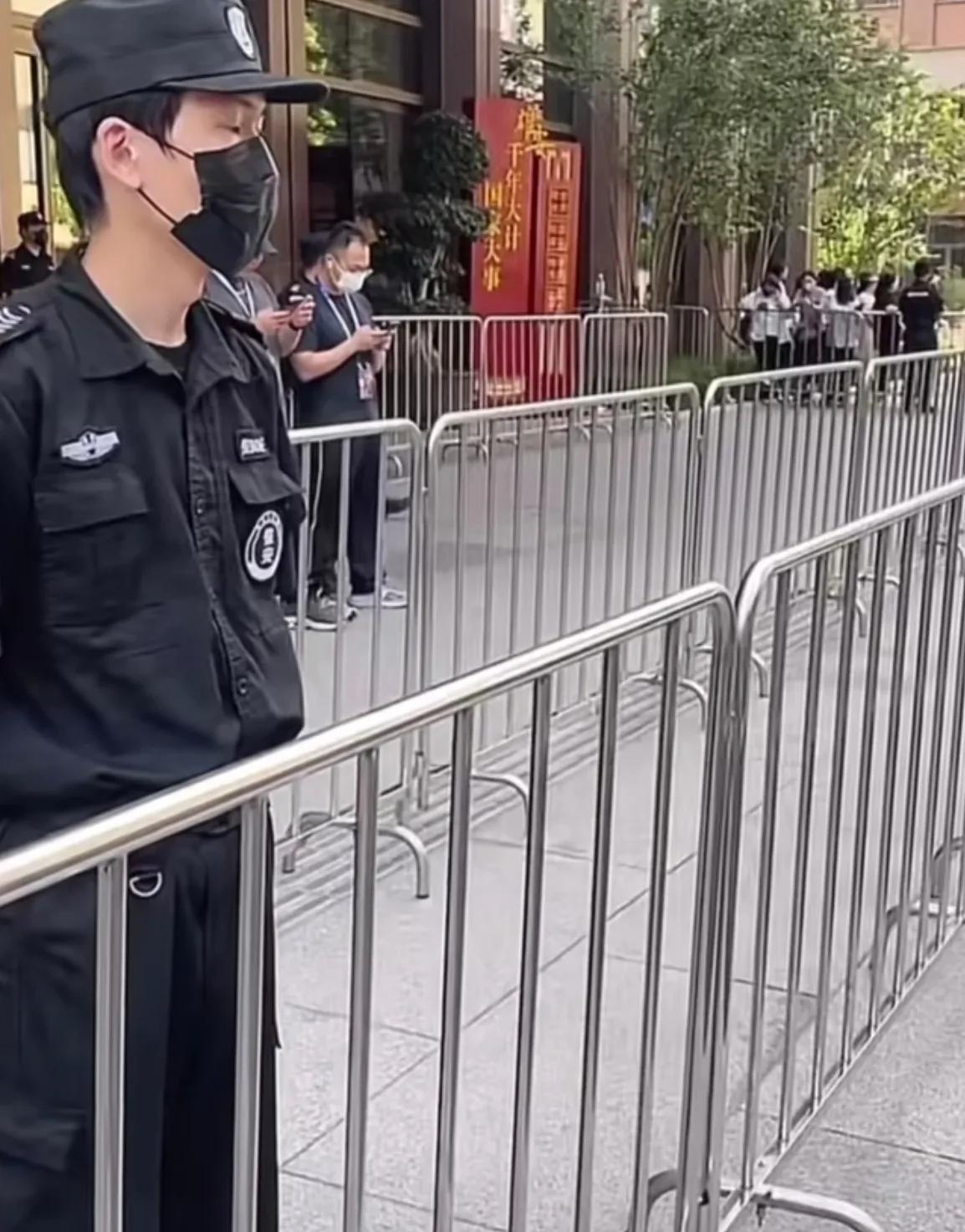 乒超还未开始，笑点就来了！
有人发现国乒入住雄安酒店门口一个保安撞脸王楚钦，尤其