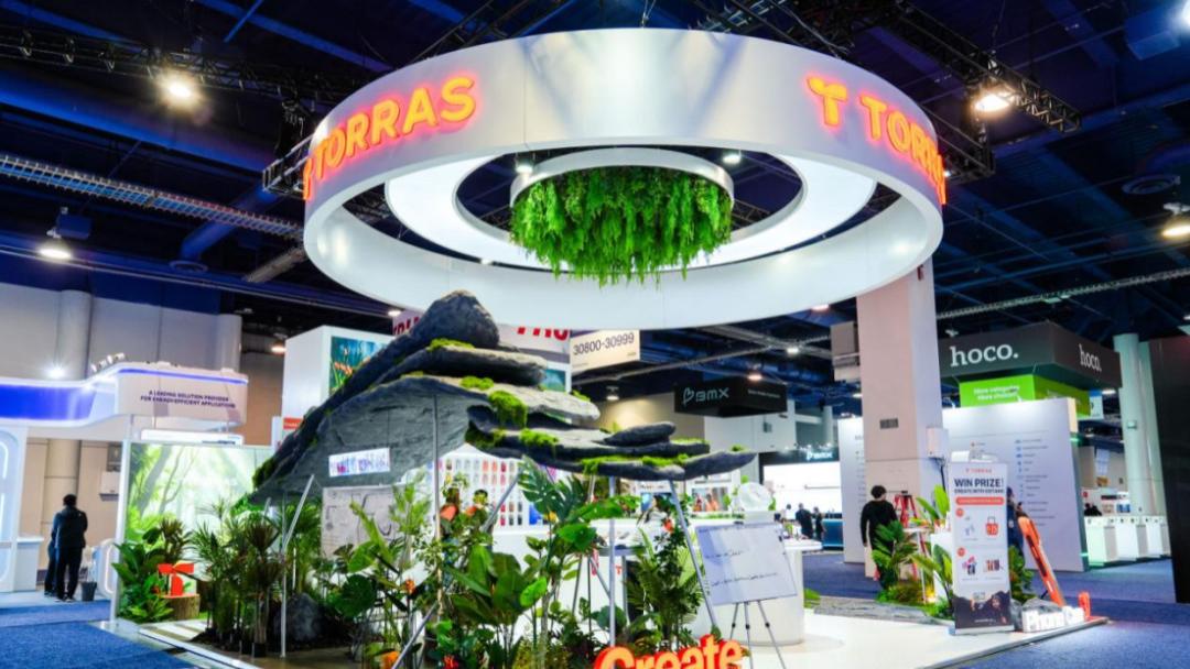TORRAS图拉斯的CES“户外露营空间”谜题：为何不炫技，反而在科技顶展“种树”？