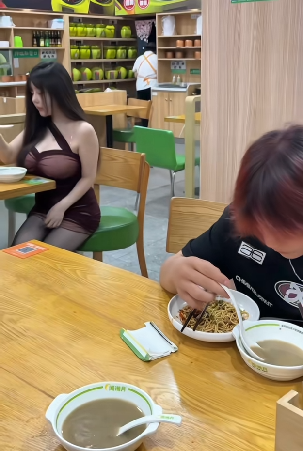 好喜欢，该怎么吸引她的注意？
