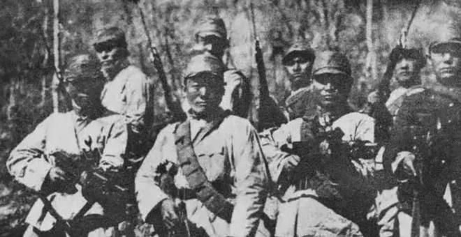 1932年，一个地主婆变卖所有家产，支持儿子抗日，儿子拿到钱后瞬间失联。几年后，