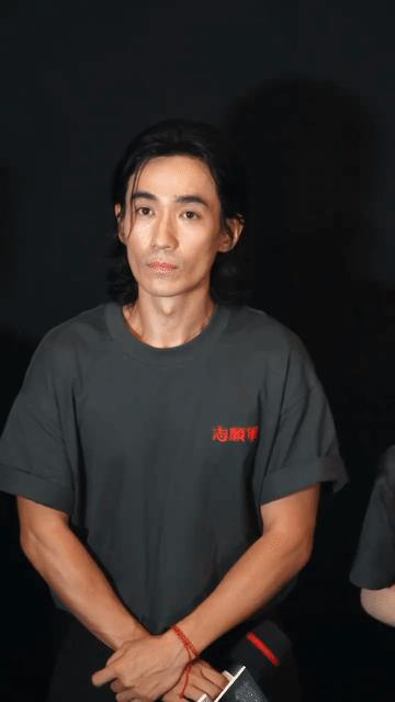 朱一龙拍《东极岛》那会都成什么样了？！给他折腾的够呛，又黑又瘦，脸都瘦脱相了！这