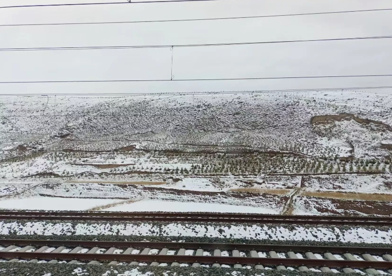 天呐，居然下雪了，这是个什么情况？
5月4日，我跟老公从武威返回兰州途中，武威在