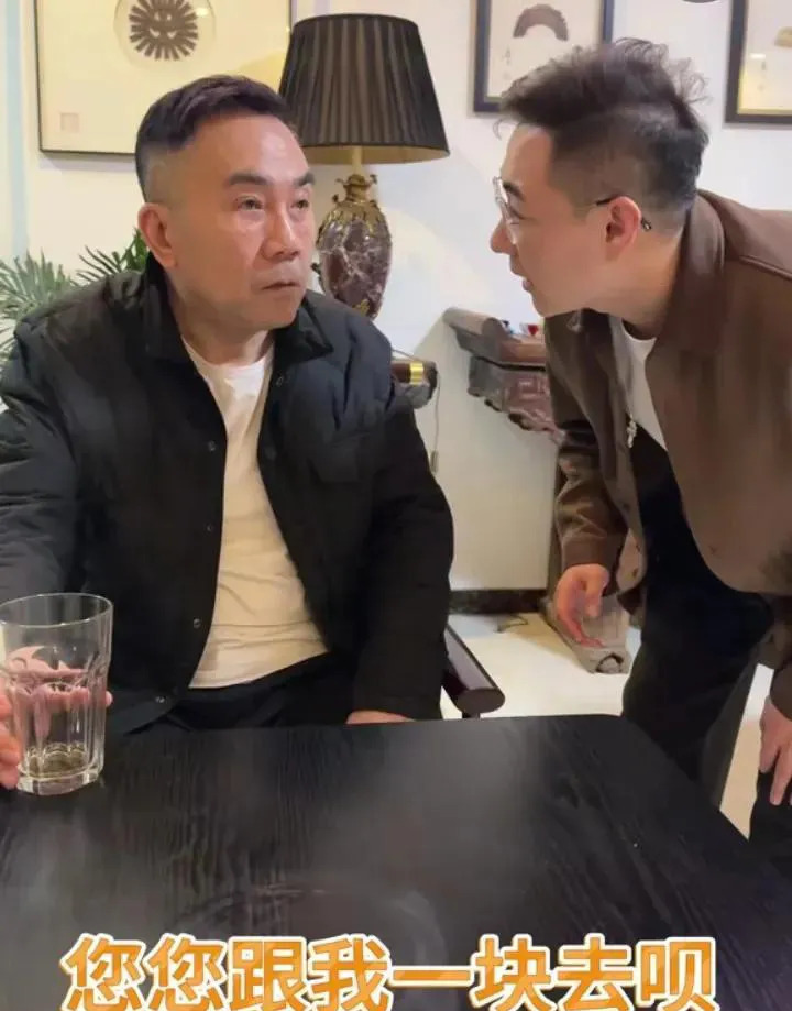 杨议回应守墓人称号











杨议，一个曾经的相声新星，如今却深陷“