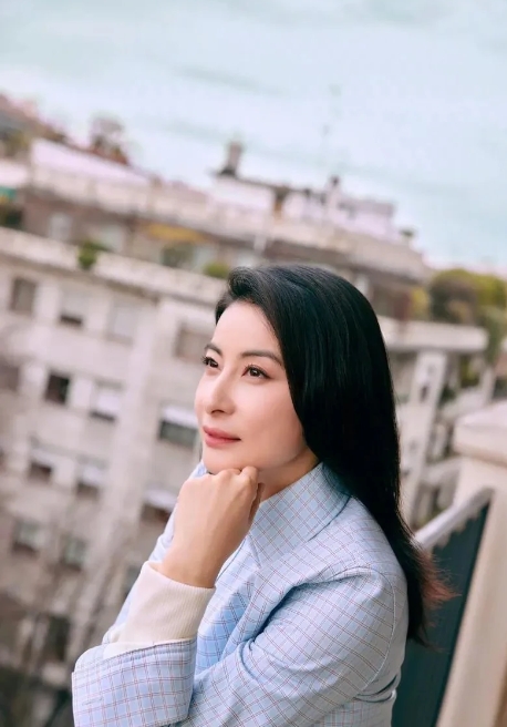 一觉醒来，
跳水世界冠军郭晶晶又有新身份，
不是霍太，也不是形象大使，而是

北