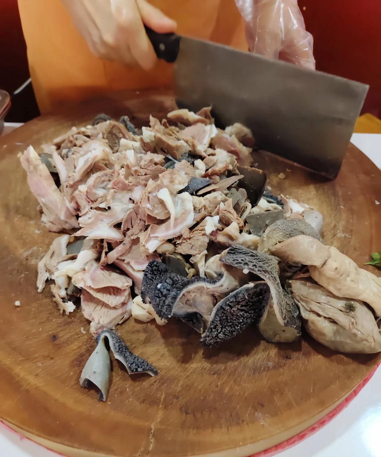 带婆婆来喝莒县羊肉汤。
婆婆一听，30块钱一碗，拉着我就走。说那么贵一碗，60块